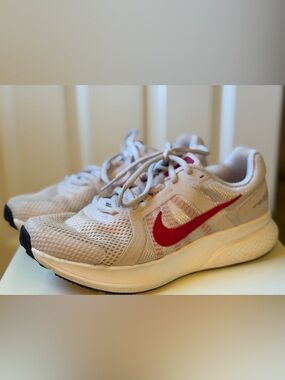 Like New Women's Nike Swift Run Sneakers, Size 8
